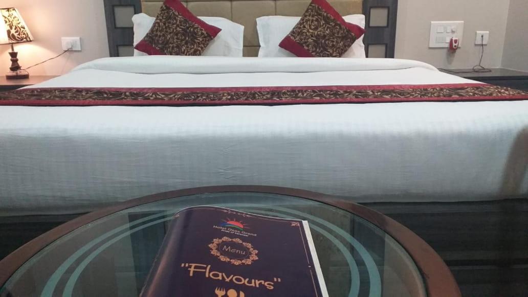 Hotel Ozas Grand Varanasi Luaran gambar