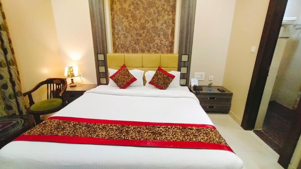 Hotel Ozas Grand Varanasi Luaran gambar