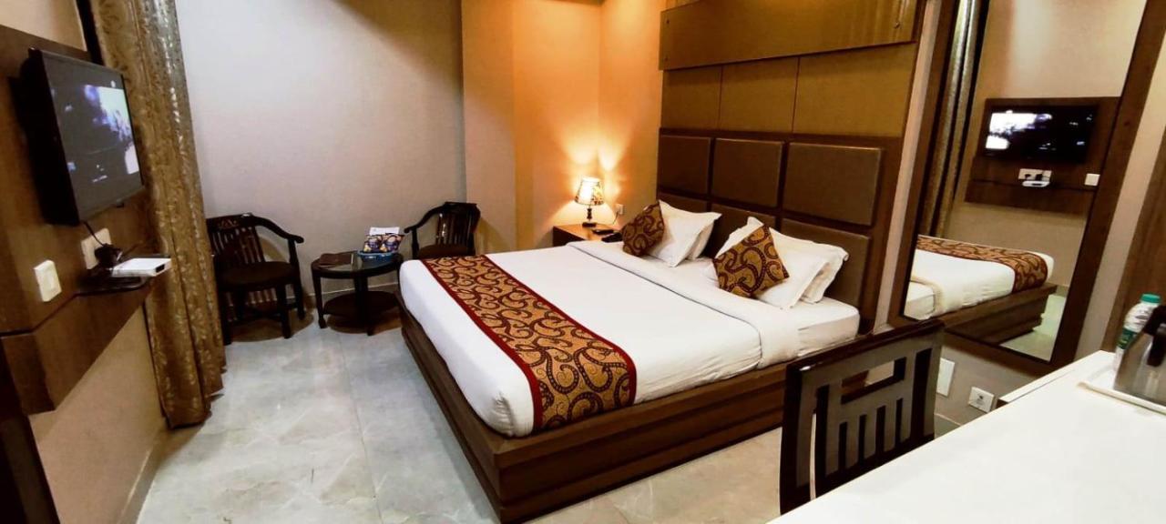 Hotel Ozas Grand Varanasi Luaran gambar
