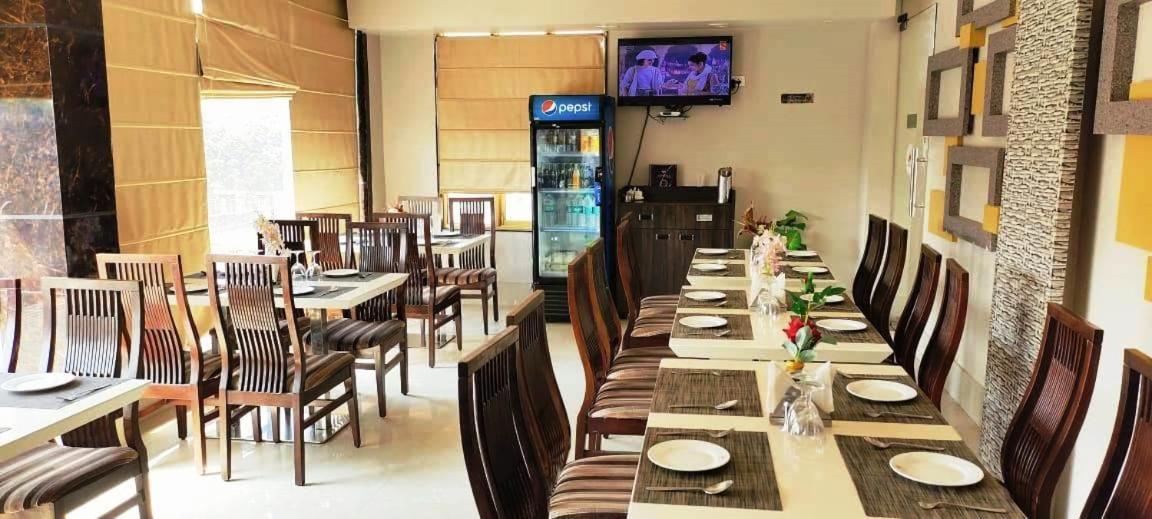 Hotel Ozas Grand Varanasi Luaran gambar