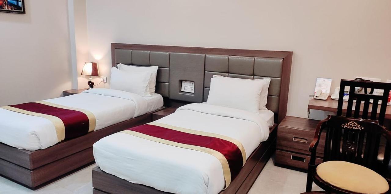 Hotel Ozas Grand Varanasi Luaran gambar